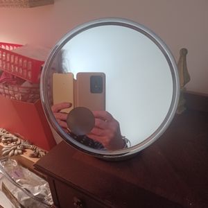 Lighted magnifying makeup mirror